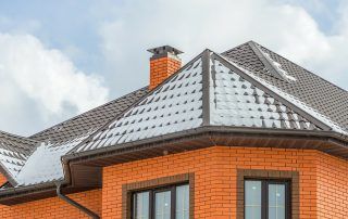 straight line construction offers metal roof replacement services to homeowners in the Sacramento area.